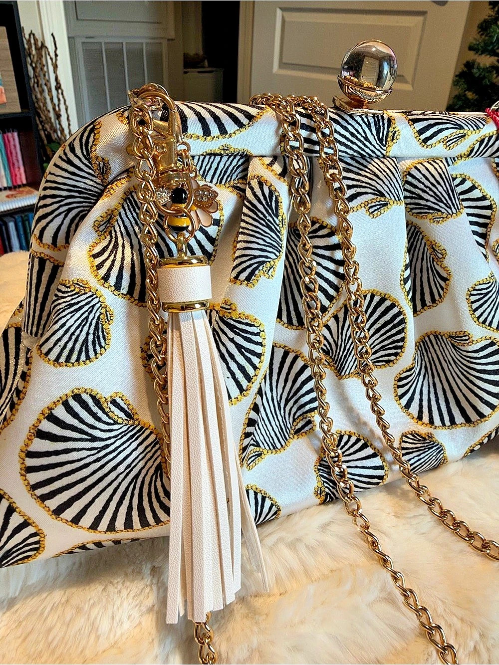 Isaac Mizrahi Shell Print Clutch in White & Black NWT - Picture 4 of 11